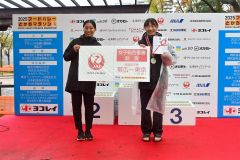 女子ハーフマラソン総合優勝の表彰を受ける嶋田早紀（右、帯広厚生病院）。左は今季日本選手権女子走り幅跳び覇者高良彩花選手（ＪＡＬ）