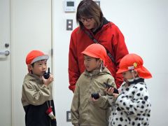 無線機を体験する子どもたち