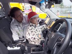 車内を見学する子どもら