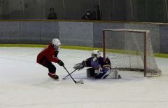 【リーグ戦・幕別浦幌―Vortex大空】ゴールを果敢に狙う幕別浦幌の(8)前谷瑛人主将(左)。4得点3アシストと活躍して優勝に貢献した