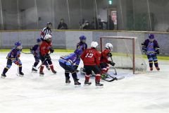 【リーグ戦・幕別浦幌―Vortex大空】第1ピリオド2分、幕別浦幌の(14)藤森悠(右から2人目)が先制ゴールを挙げる