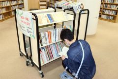 リサイクル市の本を見る来館者