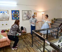 衣装の試着を楽しむ参加者

＊天井などトリミングはしないでください。大きく写してほしくないとのことで、あえて引きで撮影しています