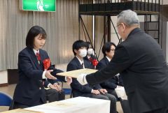 スポーツ奨励賞（個人）に選ばれ本別高校弓道部の渡辺さん（写真左）