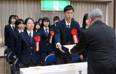 高橋教育長（写真右）から賞状を受け取る本別高校吹奏楽部