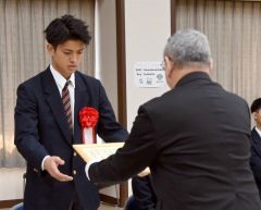 スポーツ奨励賞（個人）に選ばれ本別高校弓道部の杉本さん（左）