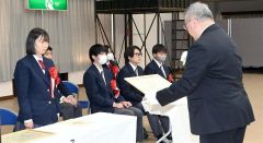 スポーツ奨励賞（個人）に選ばれ本別高校弓道部の渡辺さん（左）