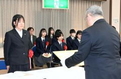 スポーツ賞に選ばれた上田さん（写真左）