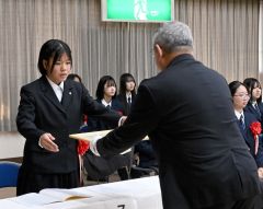 高橋教育長（写真右）から賞状を受け取る上田さん（左）