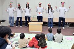 手遊び歌を披露する帯広三条高校図書局の生徒ら