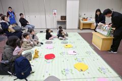 絵本の読み聞かせを行う帯広南商業高校図書局の生徒ら