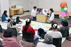 絵本の読み聞かせを行う帯広柏葉高校図書局の生徒ら