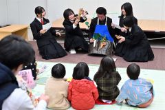 ４高校生徒集まり読み聞かせ　帯広市図書館