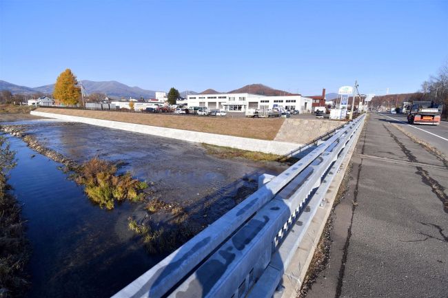 新得市街地、クマが河川敷伝いに横切る　ＪＲ普通列車運休も