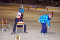 一般開放でスケートを楽しむ子どもたち