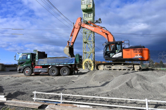 砂障害の砂利を取り除いていく重機