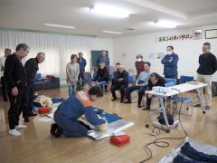 人形で胸骨圧迫を体験する参加者