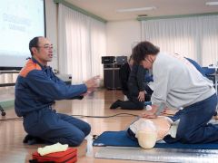 人形で胸骨圧迫を体験する参加者