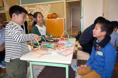 立体図形に挑戦する児童