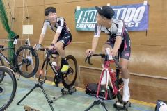 レース前、和やかな雰囲気でアップを行う寺町悠希（左）と帯北高の恵田人和。この大会に十勝から道代表が２人選ばれたのは初めて（チーム提供）