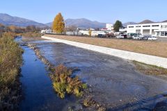 クマが数キロ移動したペンケオタソイ川の河川敷。北側にはＪＡの車両整備工場や新得署がある（４日）