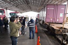 帯広貨物駅に到着した列車を間近で見学する生徒たち