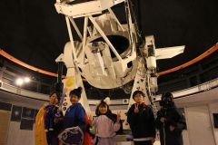 思い思いに仮装して天文台に訪れた陸別小の児童ら