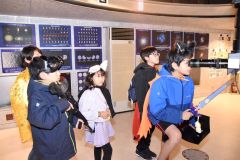 思い思いに仮装して天文台に訪れた陸別小の児童ら