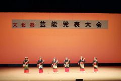 初出演した「友愛シスターズ」のメンバーら（左から３人目が高田代表）