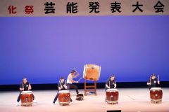 勇壮な演奏を披露する十勝川平原太鼓保存会のメンバーら（右が小川代表）