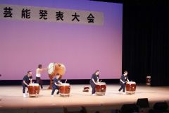 勇壮な演奏を披露する十勝川平原太鼓保存会のメンバーら（右が小川代表）