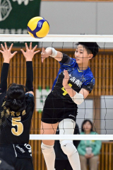 【女子1回戦・帯南商―函館中部】左サイドからスパイクを決める帯南商の矢萩梨花