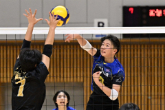 【女子1回戦・帯南商―函館中部】センターからスパイクを放つ帯南商の番匠華乃