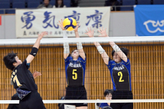 【女子1回戦・帯南商―函館中部】息を合わせてブロックに飛ぶ(右から)帯南商の富田凛と齋藤優芽