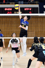 【女子1回戦・帯南商―函館中部】中央から速攻でスパイクを決める帯南商の富田凛