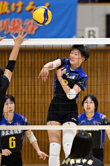 【女子1回戦・帯南商―函館中部】センターから強烈なスパイクを打ち込む帯南商の番匠華乃