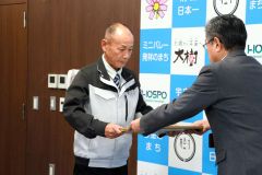 黒川町長（左）から感謝状を受け取る五十嵐工事部長
