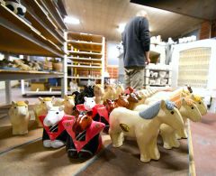 干支「うま」の置物いかが？　しんとく焼　町陶芸センターなどで販売