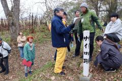 齊藤さん（中央）の解説に耳を傾ける参加者ら
