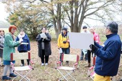 齊藤さん（右）の解説に耳を傾ける参加者ら