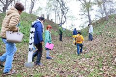 成社史跡を巡る参加者ら