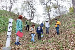 晩成社史跡を巡る参加者ら