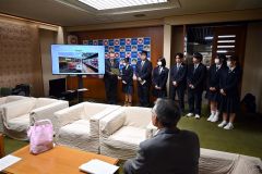 米国での体験や学びを高木町長らに報告する生徒