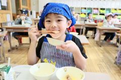 大樹自慢の食材を頬張る子どもたち
