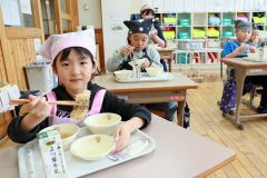 大樹自慢の食材を頬張る子どもたち