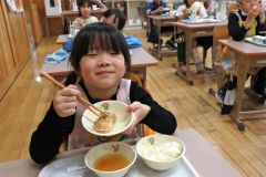 大樹自慢の食材を頬張る子どもたち