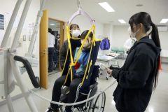 介護用品を体験する来場者