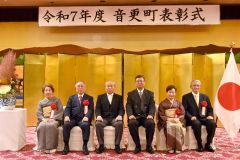 今年度の町表彰の被表彰者ら。左から山根さん、所さん、小野町長、高瀬議長、内田さん、有賀さん