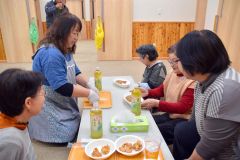 夕方サロンで食事や飲み物を楽しむ参加者