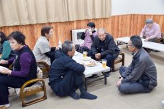夕方サロンで食事や飲み物を楽しむ参加者